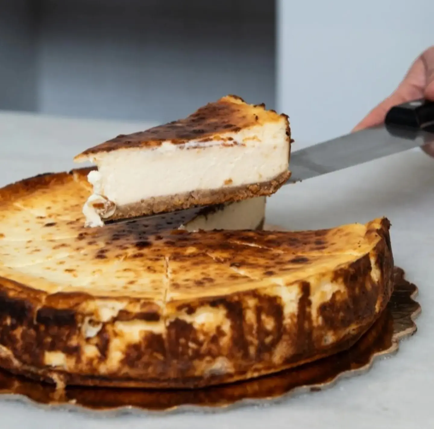 Fatia de cheesecake basco a ser servida